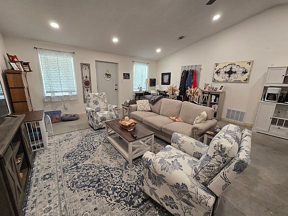 3rd image of 295 Bluff View Dr