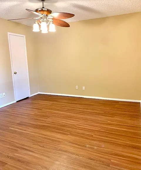 1301 N Knowles Dr — Photo 11