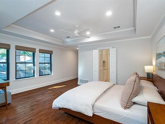 5th image of 2733 Woods Ln