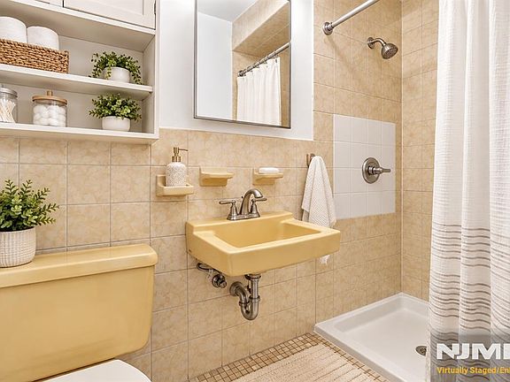 5th image of 55 Westervelt Place