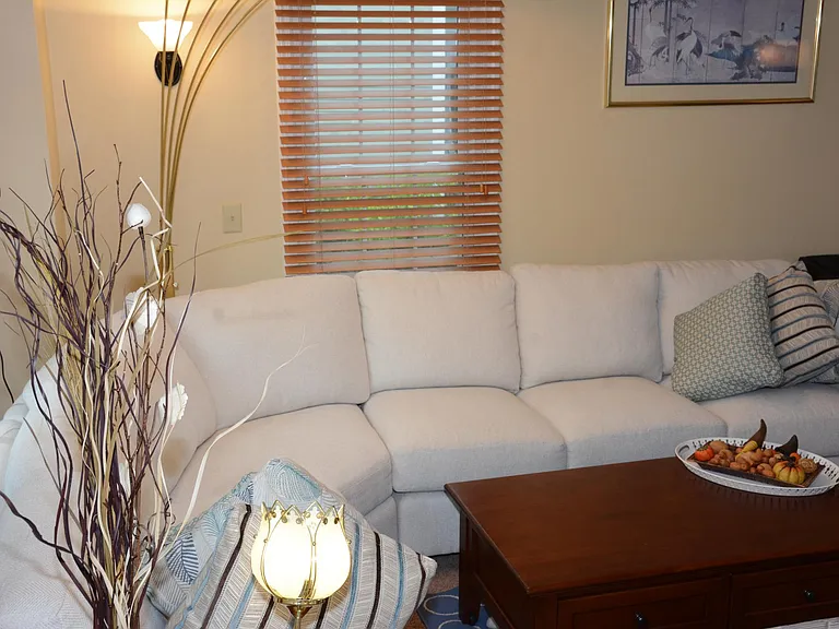 8811 Hawthorne Dr — Photo 3
