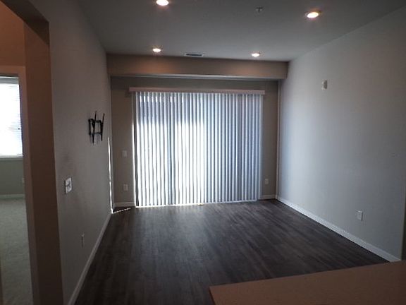 4th image of 420 E Fremont Pl #408