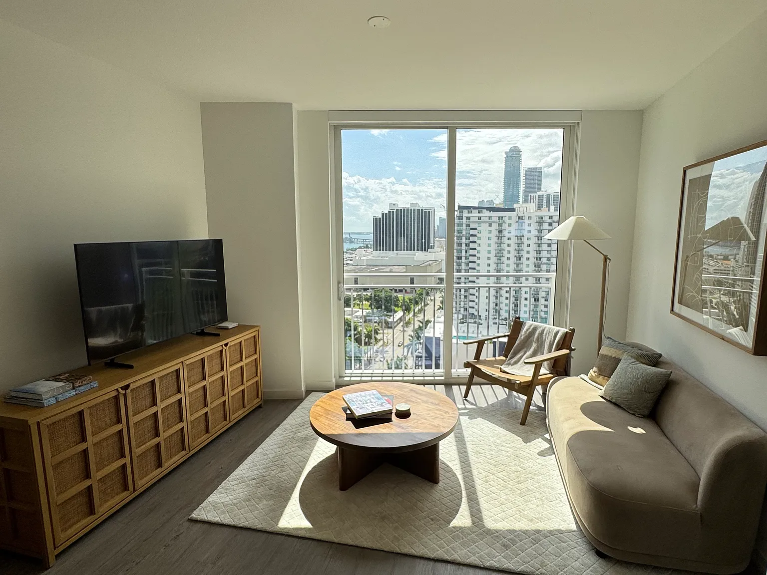 2 bed, 1000 sqft, $3,275 — Photo 1