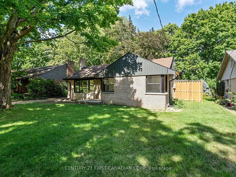 32 Braemar Cres — Photo 4