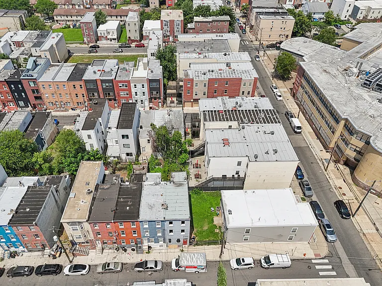 1713 Monument St — Photo 43