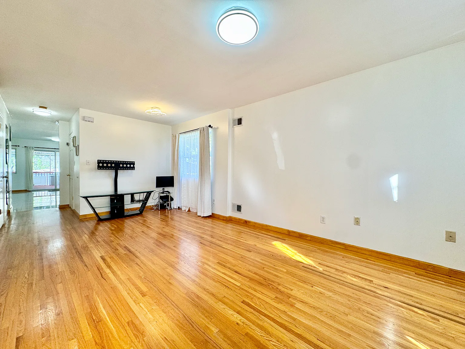 3 bed, 1.5 bath, 1570 sqft, $3,500 — Photo 4
