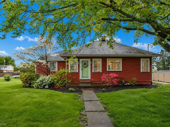 215 Lake Ave NE, Hartville, OH 44632