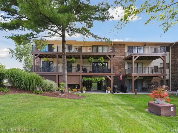 875 S Pontiac Trl Unit B309, Walled Lake, MI 48390