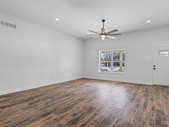 4th image of 323 Wellington Pl