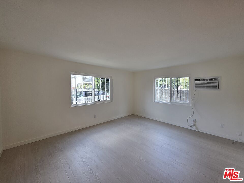 1st image of 912 N Ridgewood Pl APT 2
