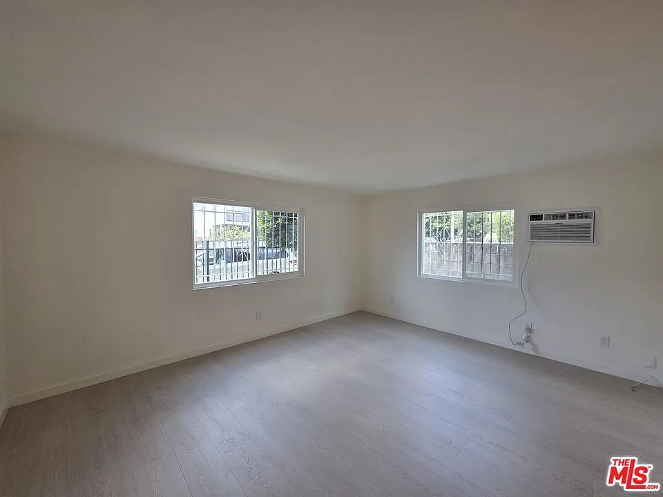 912 N Ridgewood Pl #2