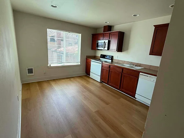 4224 Pasadena Pl NE — Photo 16