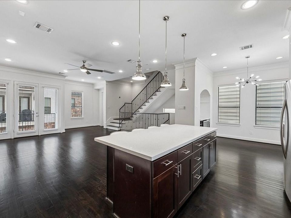 1st image of 800 W 20th St