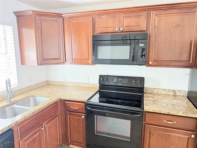 2564 SE 15th Ave #H — Photo 9