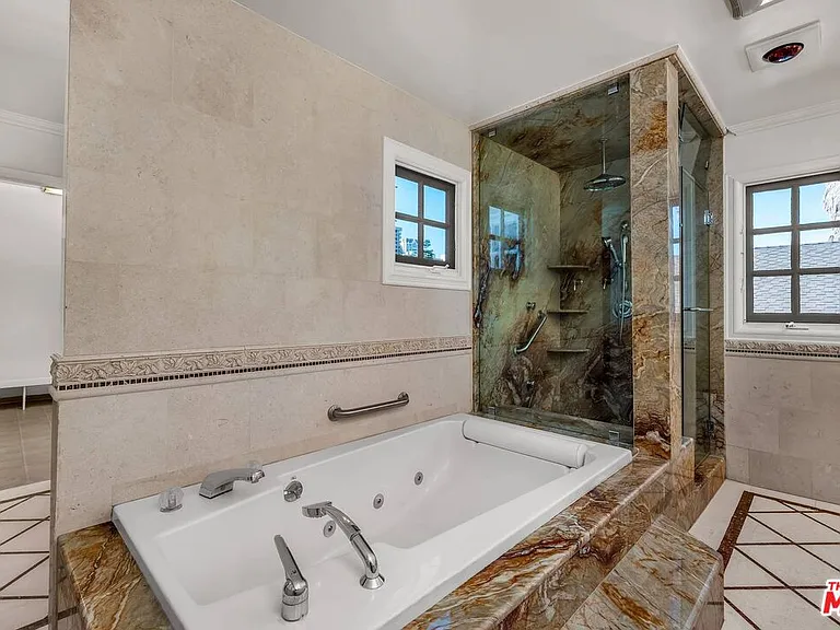 10810 Rochester Ave — Photo 20