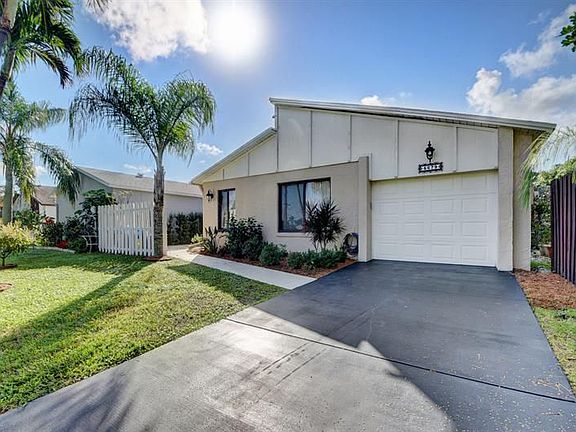 3rd image of 5679 Mirror Lakes Blvd
