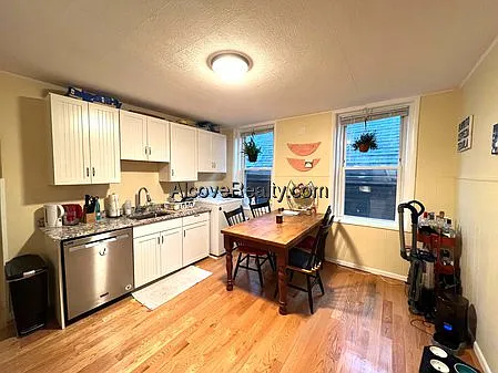Cameron Ave — Photo 4
