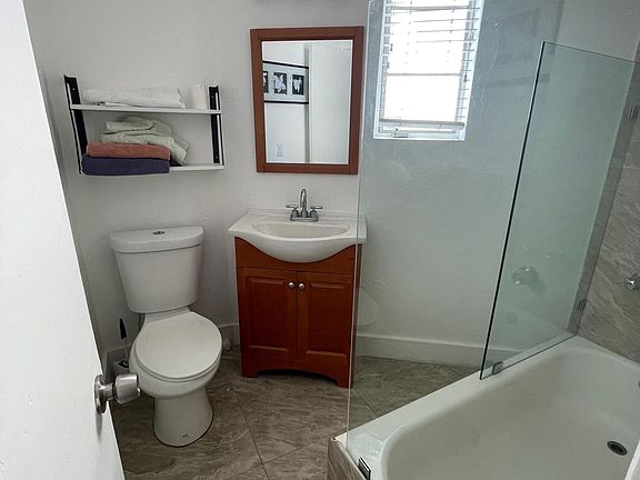 4th image of 3920 Garden Ave #15