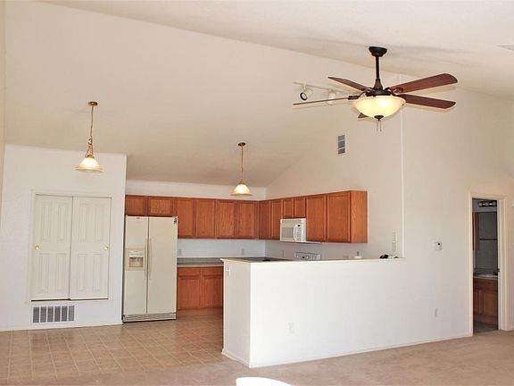 Large Kitchen & Breakfast Bar
