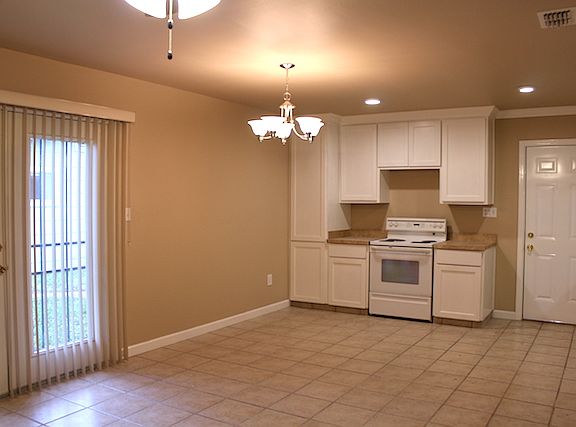 5th image of 709 E Sul Ross Ave