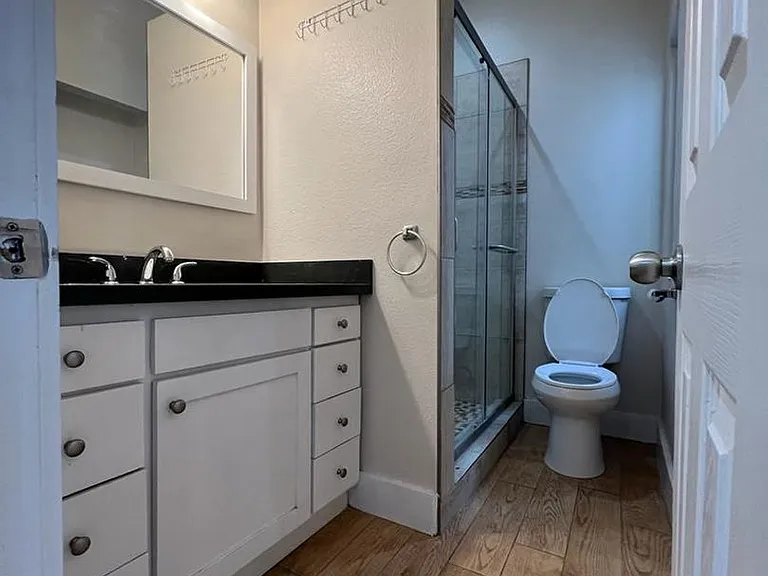 Commercial Suites — Photo 11