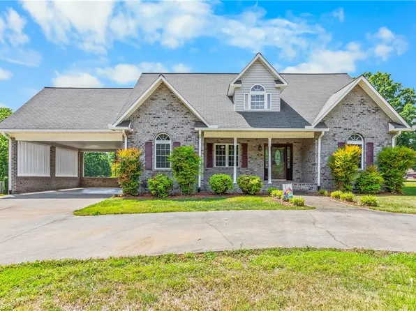 1004 Briarcliff Rd, Yadkinville, NC 27055