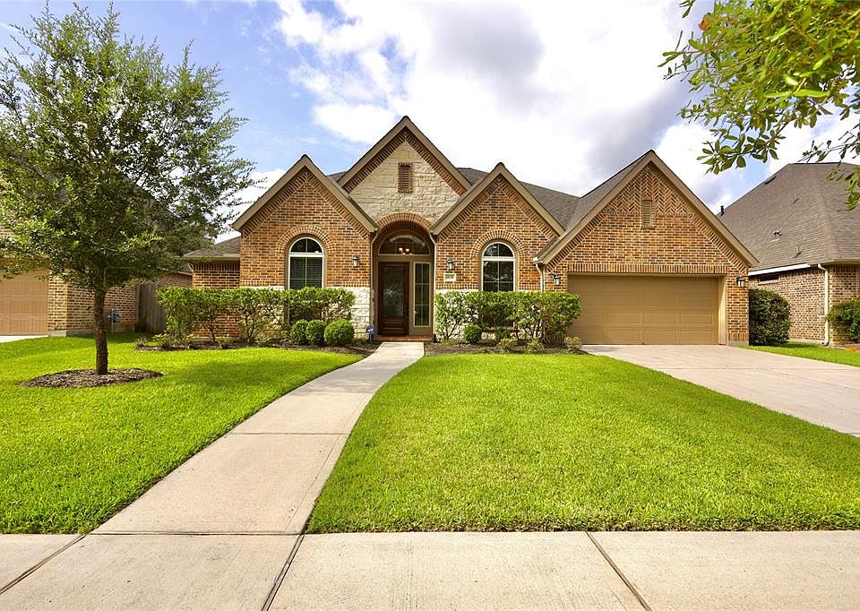 Welcome Home! This Perry Home split floor plan will not disappoint! Warm and clean elevation with three car tandem garage.
