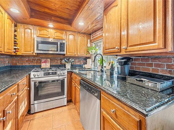 5th image of 32 Douglass St