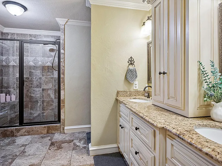 2309 Parker Rd — Photo 23