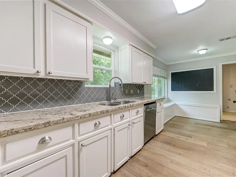 5019 Oak Forest Dr — Photo 10