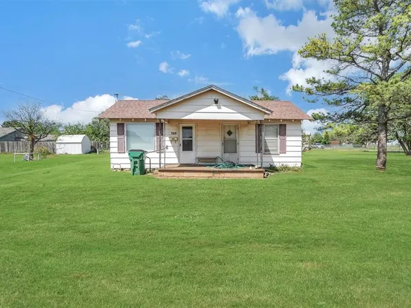 705 E Cleveland St, Mangum, OK 73554