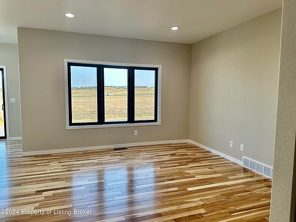 4th image of 568 River Dr
