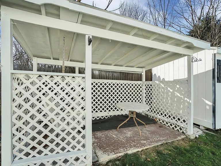 447 Clove Rd — Photo 26
