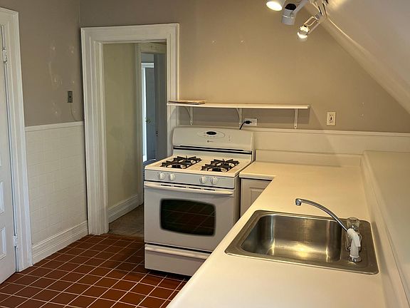 2nd image of 450 Richmond Ave #3