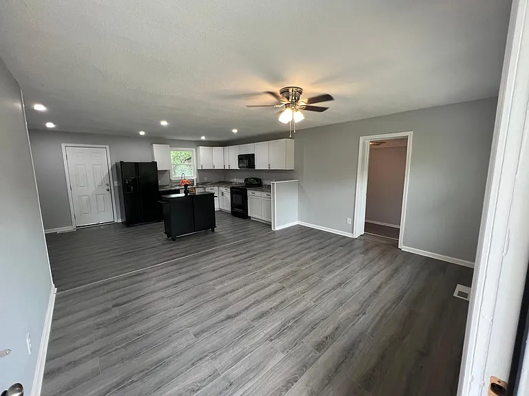 909 C St — Photo 11