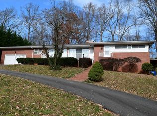 121 Oaklawn Rd, Mount Airy, NC 27030