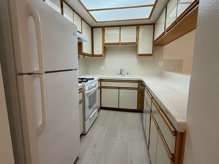 857 S Plymouth Blvd #303 — Photo 8