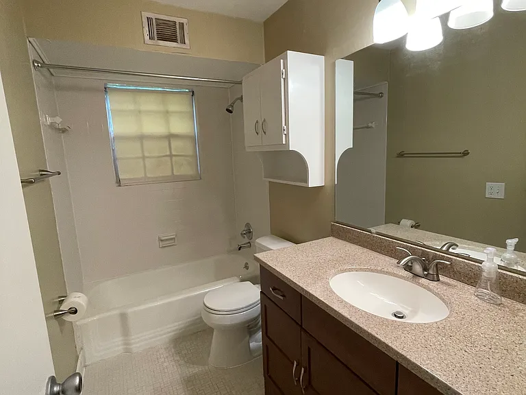 2105 Young St #B — Photo 4