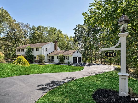 2nd image of 910 Huron Rd