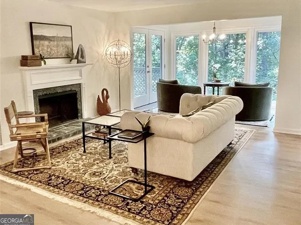 1407 Vicksburg Pl, Sandy Springs, GA 30350