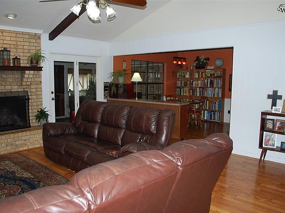 3rd image of 2810 Cromwell Ave