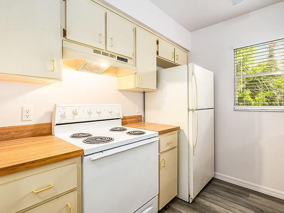 3rd image of 3527 Fox Hollow Dr #3527