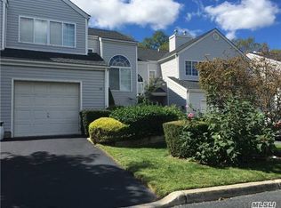 26 Sutton Pl, Islandia, NY 11749