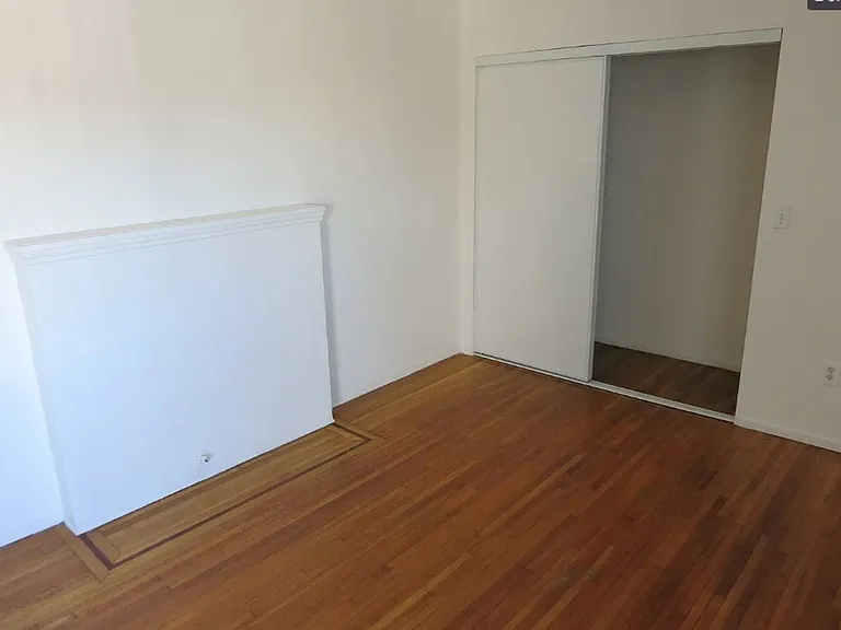 841 42nd Apartments — Photo 3