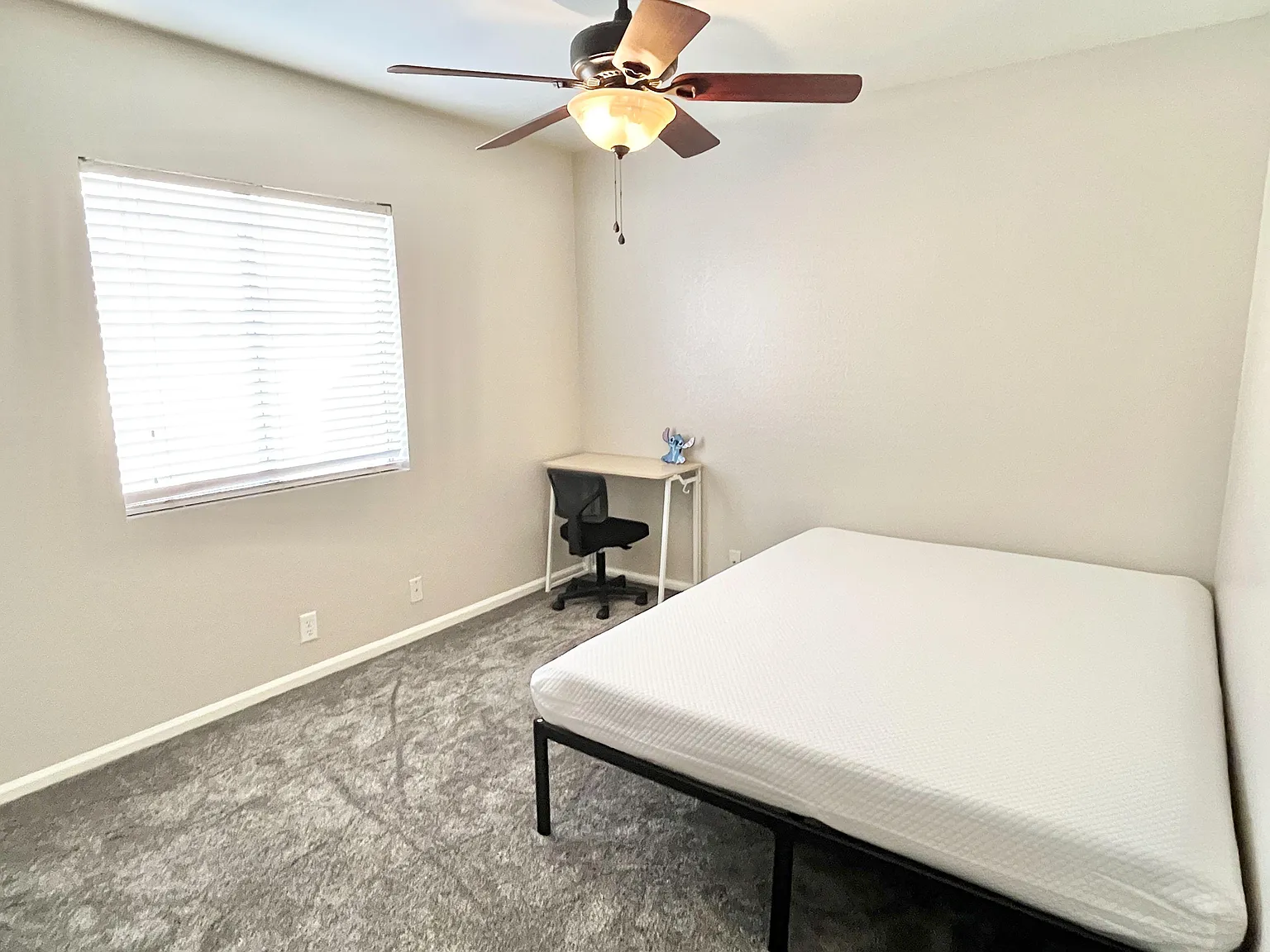 4 bed, 3.0 bath, 2168 sqft, $1,001 — Photo 2