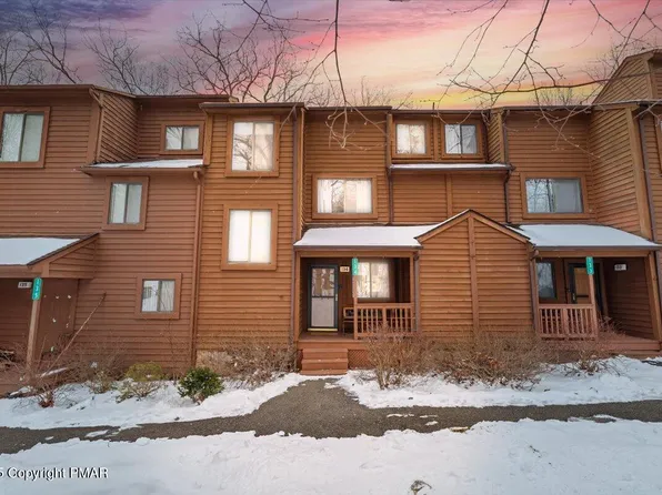 134 English Ct, Bushkill, PA 18324