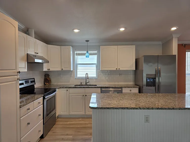 2921 Dupont St S — Photo 12
