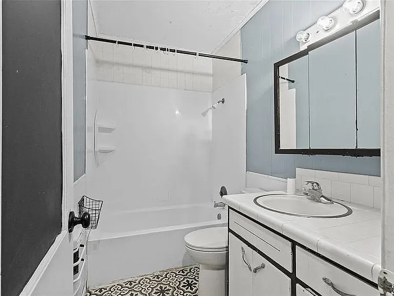 114 W B St — Photo 22