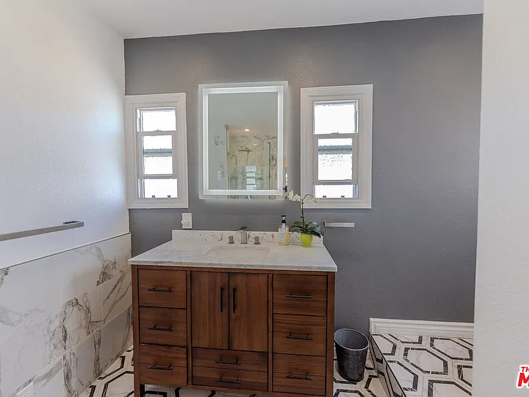 1067 S Sycamore Ave — Photo 35