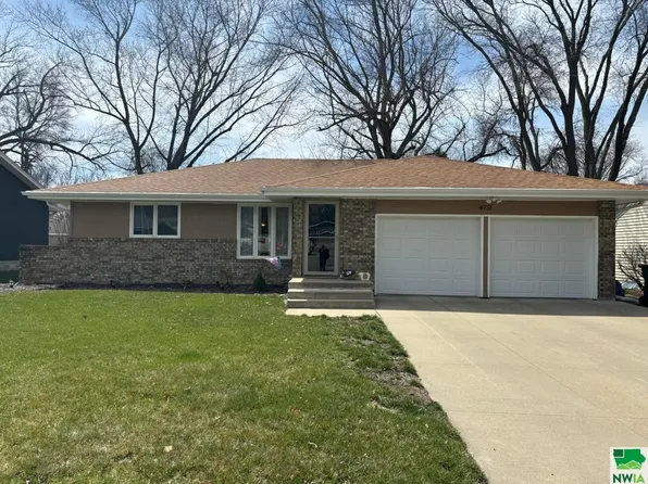 4717 Chatham Ln, Sioux City, IA 51104